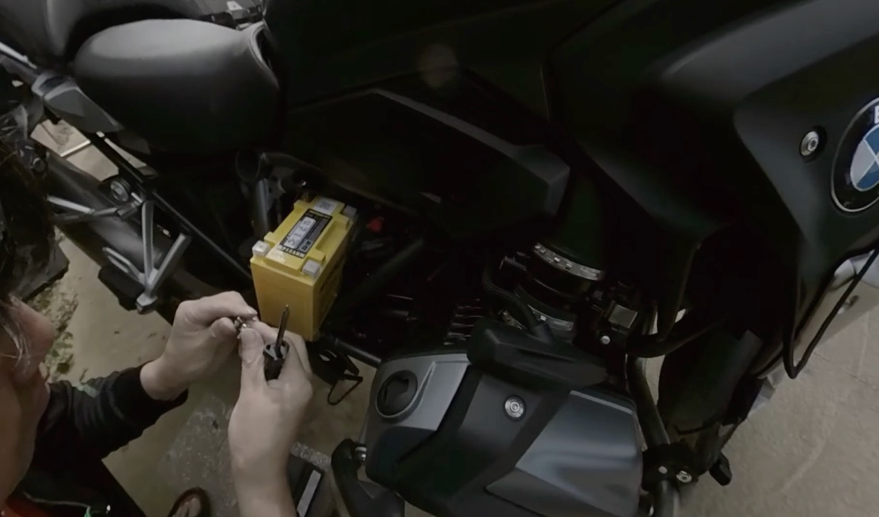 BMW R1250GS 방전! 🔋 모토뱃(Motobatt) MBYZ16H 배터리 교환 DIY